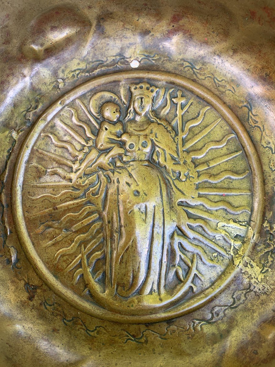 Superb Offering Basin In Chiseled Embossed Brass, 15th Century, Virgin And Child-photo-6