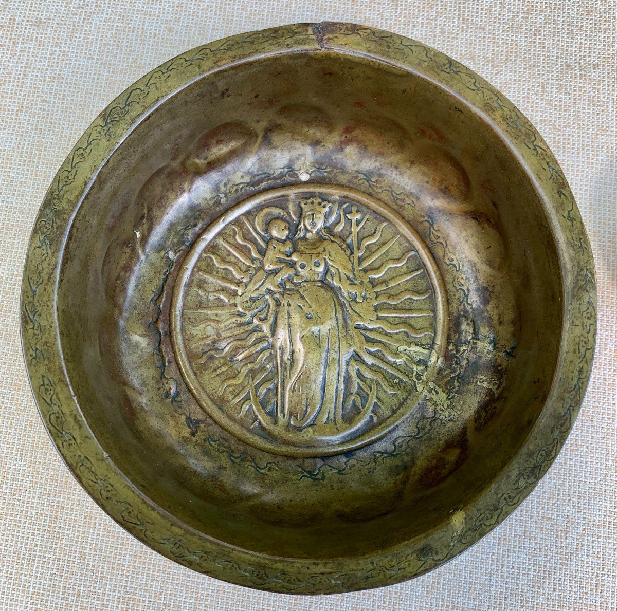 Superb Offering Basin In Chiseled Embossed Brass, 15th Century, Virgin And Child