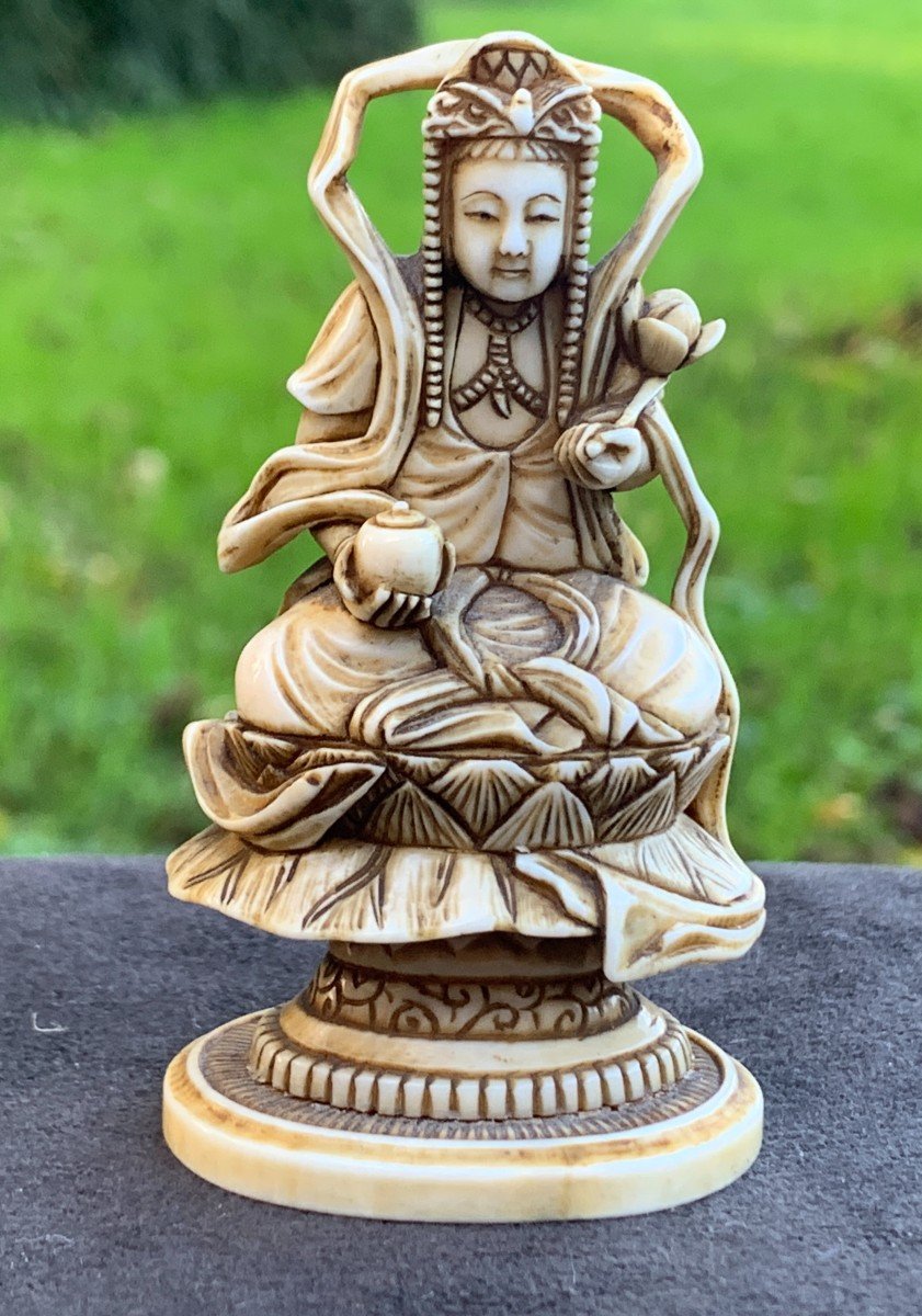 Japon XIXe s, Superbe Statuette Guanyin ivoire sculpté, signée