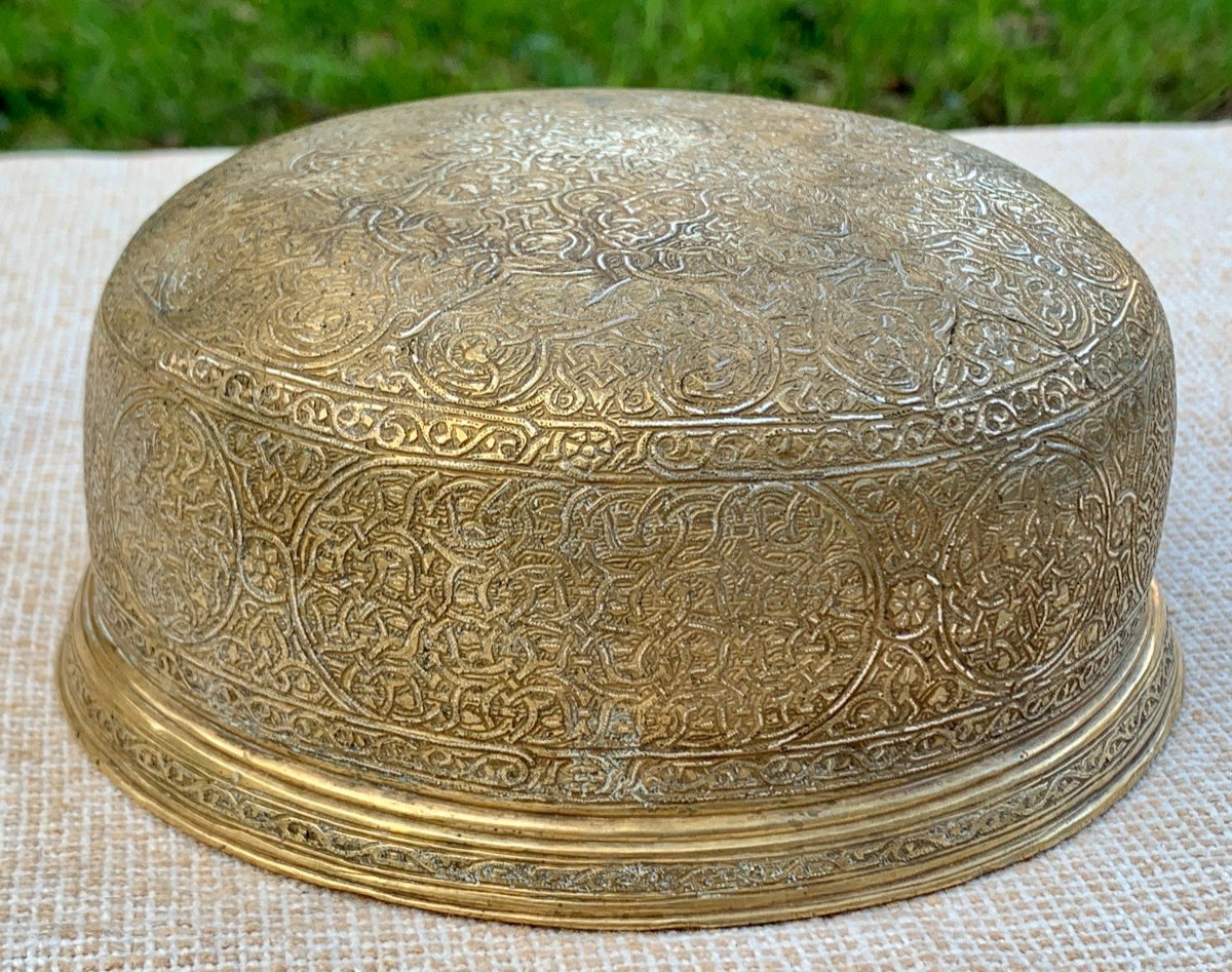 Venise XVe s, coupe laiton richement gravée et incrustations argent motifs pseudo islamiques-photo-3