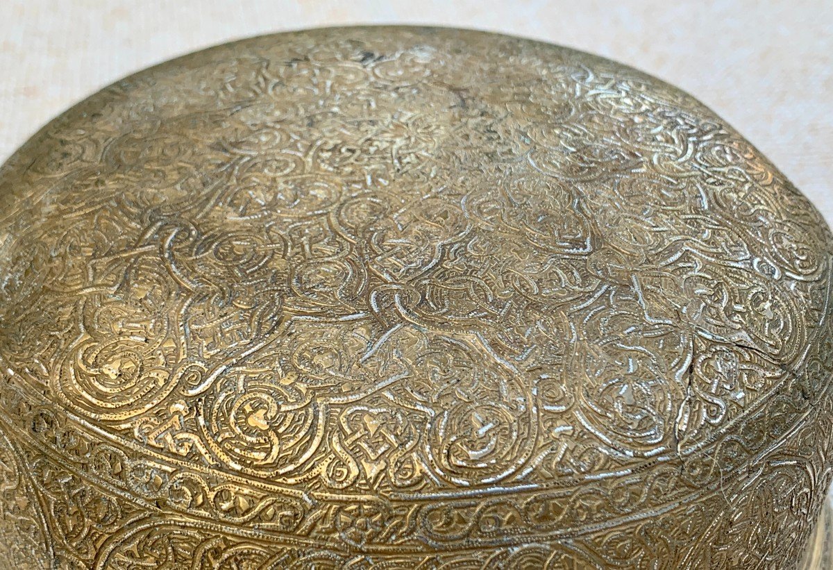 Venise XVe s, coupe laiton richement gravée et incrustations argent motifs pseudo islamiques-photo-4