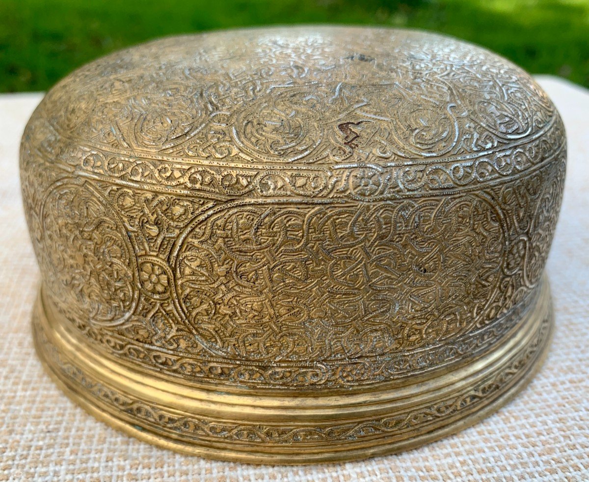 Venise XVe s, coupe laiton richement gravée et incrustations argent motifs pseudo islamiques-photo-4