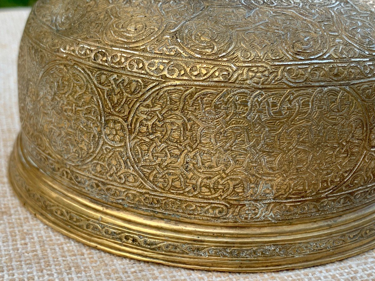 Venise XVe s, coupe laiton richement gravée et incrustations argent motifs pseudo islamiques