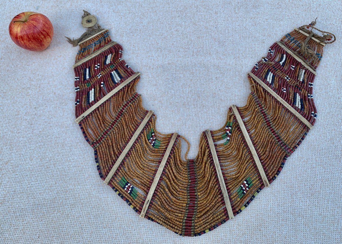 Collier parure éthnique Naga  Konyak rangées perles tubes pierres verre & barres os sculpté