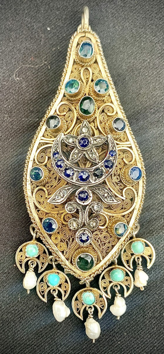 Pendentif MESKIA Algérie XIXe, filigranes vermeil, pierres précieuses saphirs émerauds diamants