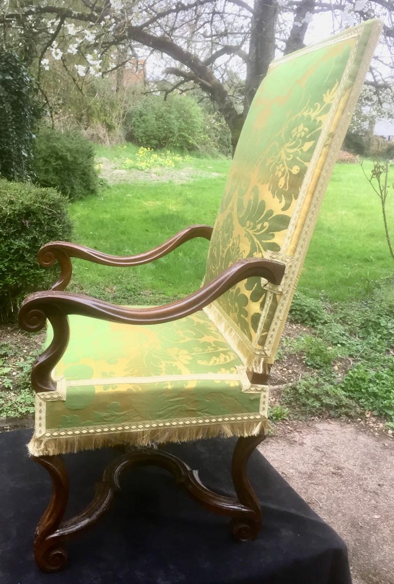 Rare et important fauteuil d'apparat en noyer sculpté d' époque Louis XIV, avec sa soierie  XIXe s et ses galons dorés et argentés, assise refaite à sangles-photo-7