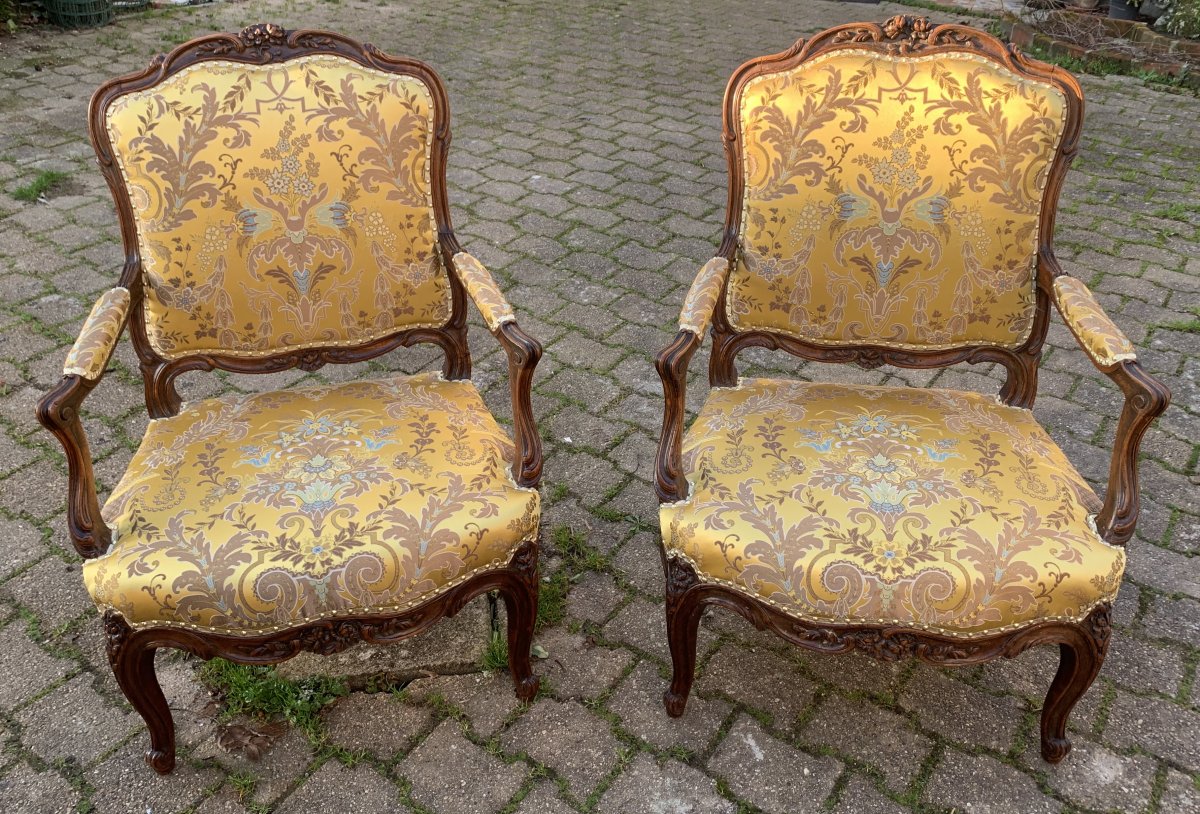 XVIIIe s paire très larges fauteuils Louis XV dossiers à La Reine, attrib à Nicolas Heurtault