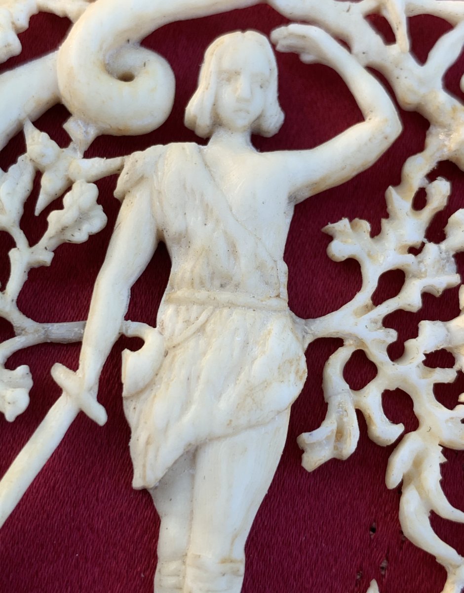 Pendentif ivoire sculpté ajouré, déb XVIIe s représentant héros Siegfried, mythologie germanique-photo-3