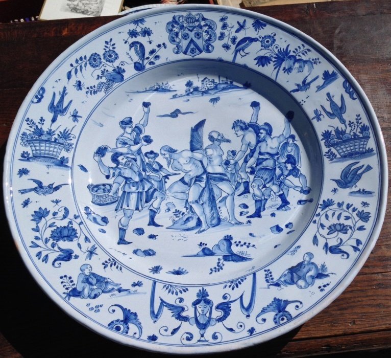 Gd plat Nevers vers 1660, décor historié Martyre St Etienne? armorié, camaïeu bleu-photo-3