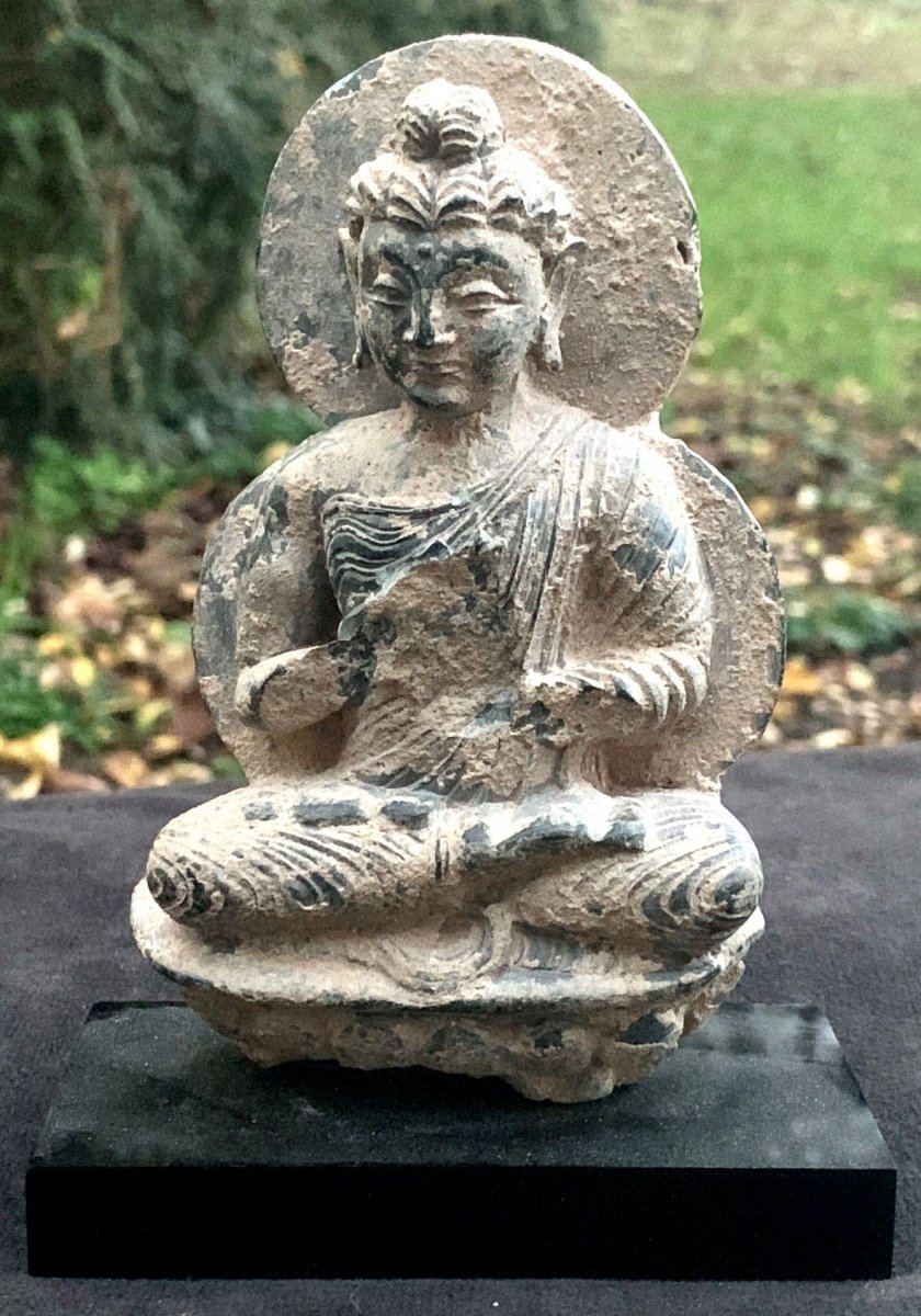 Stone Carved Gandharan Statue, Bouddha Prying On Lotus Flower Stand Circa 1st To 4th Cty