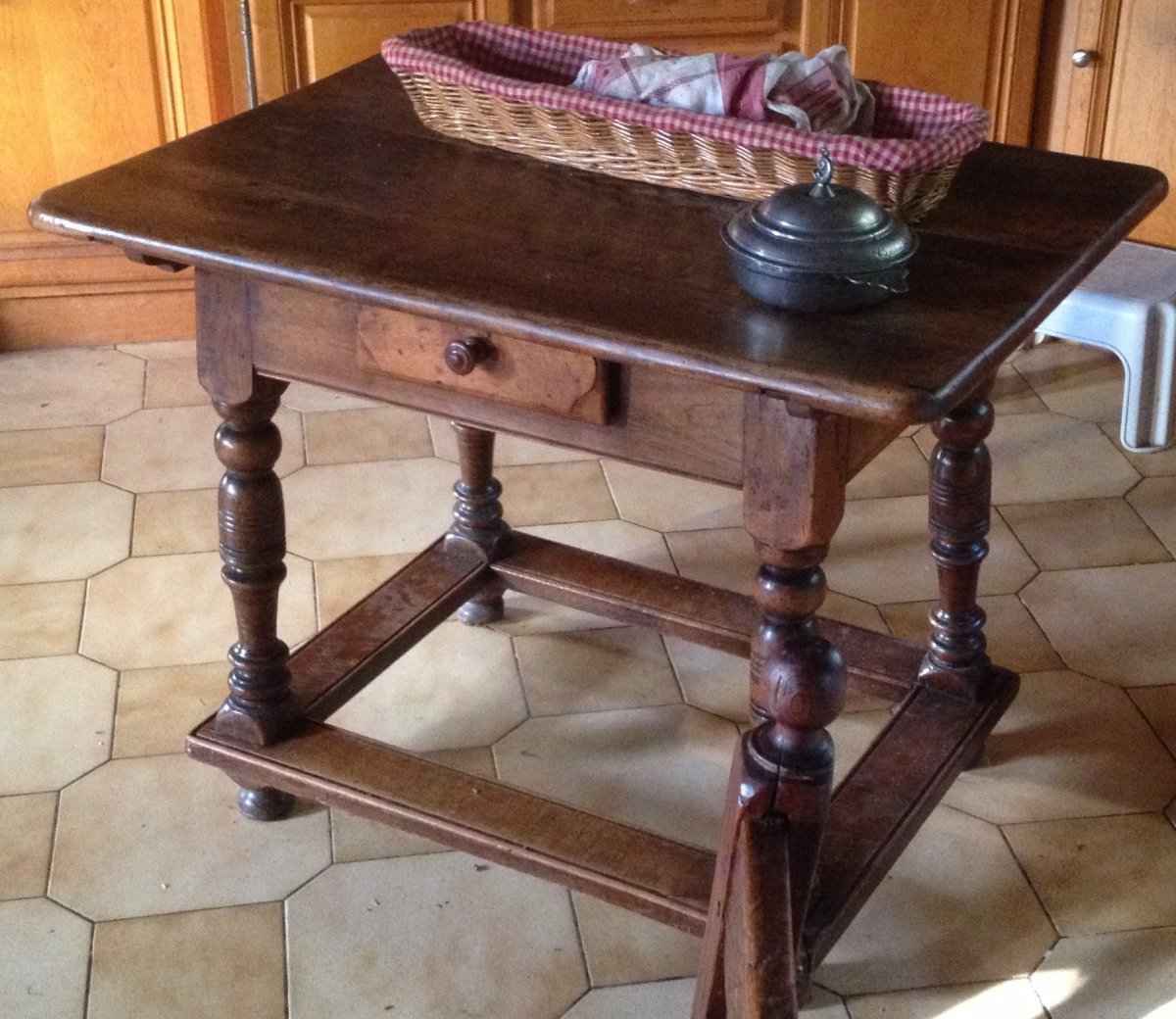 Early XVIIth Century Walnut Changer Table-photo-1