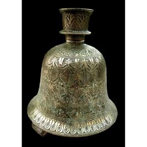 Inde période moghole XVIIIe s, Base de huka piriforme bronze, motifs floraux