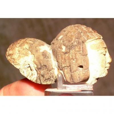 Authentique amulette en  fritte égyptienne,  têtes d' esclaves jumelées avec coiffes stylisées