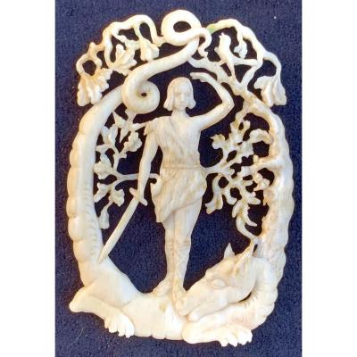 Pendentif ivoire sculpté ajouré, déb XVIIe s représentant héros Siegfried, mythologie germanique