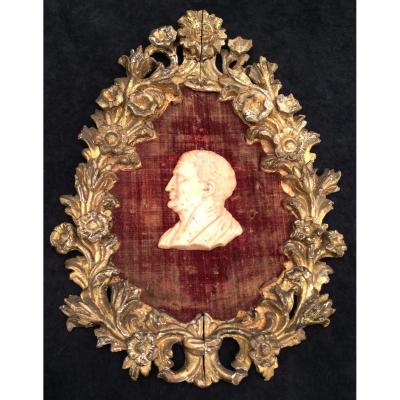 Cadre bois doré oval, fond velours rouge & profil antiq empereur romain marbre, Italie déb XVIIe