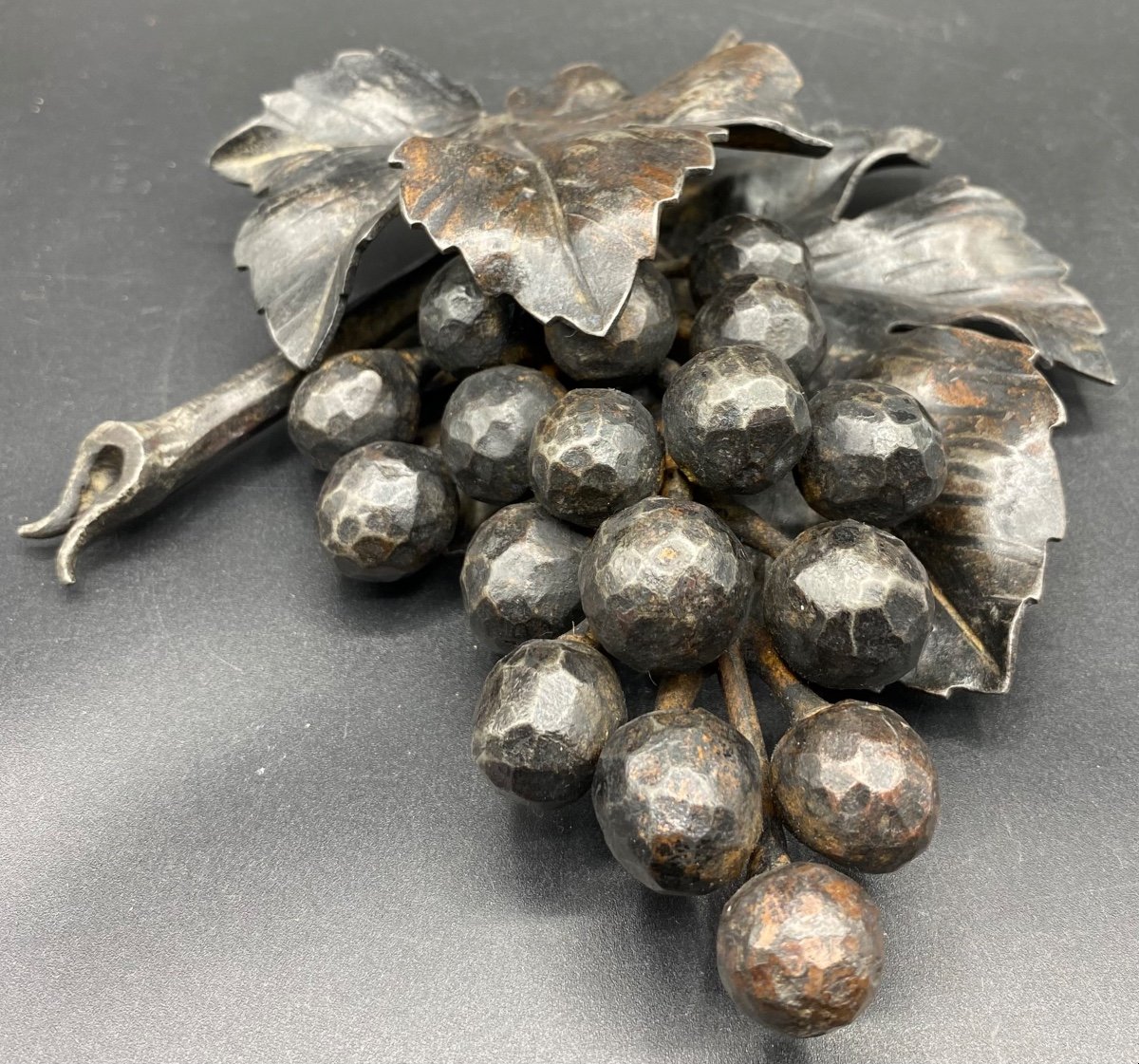 Bunch Of Grapes, In Patinated Hammered Wrought Iron Signed Around 1930-photo-2