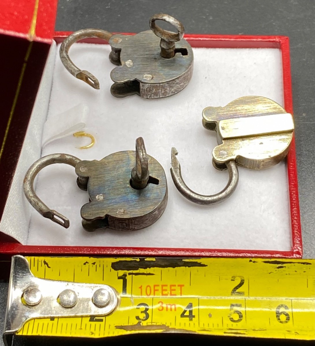 3 Mini Steel Padlocks And A Bronze Around 1900-photo-1