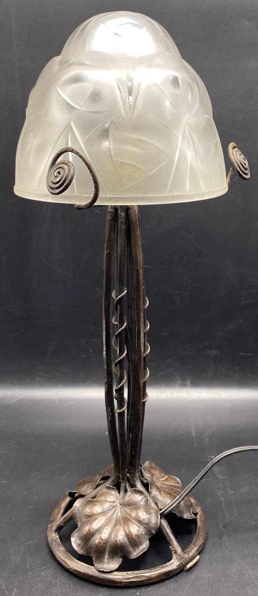 Lampe D’appoint En Fer Forgé Patiné Et Verre Pressé Moulé Par Degué Des Années 1920-photo-3