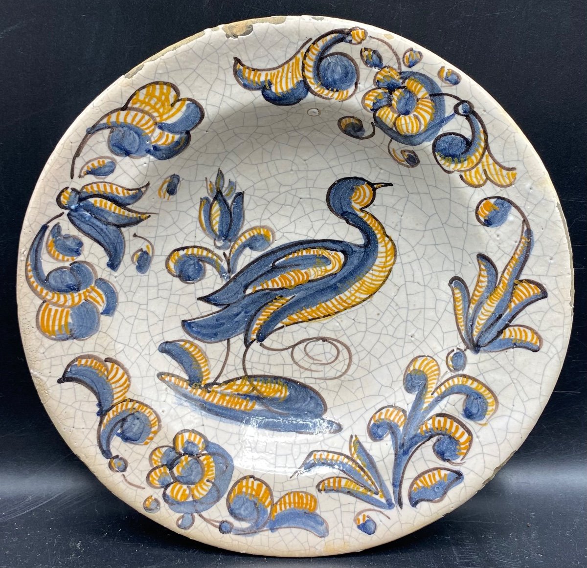 Un Petit Plat Creux En Faïence émaillée Craquelée Et Peint, Talavera Espagne milieu XVII 