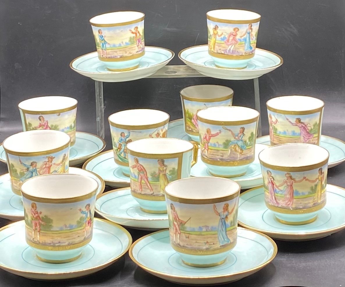 Série De Douze Tasses Et Sous-tasses En Porcelaine Des Années 1940 D’esprit Sèvres Par Grisard