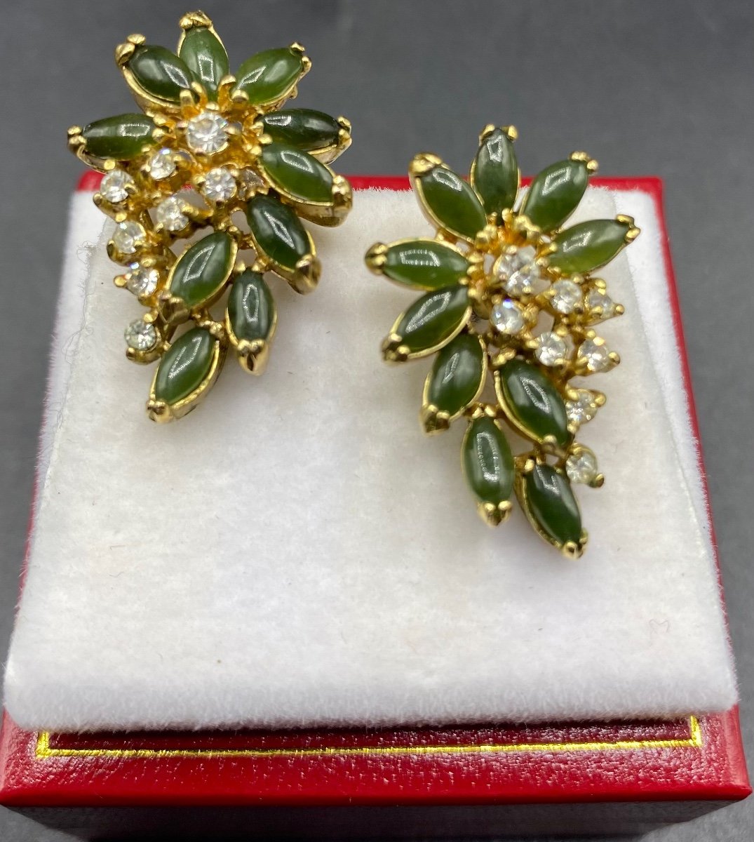 Une Paire De Boucles D’oreille En Plaqué Or Jade Et Oxydes De Zirconium Vers 1980 Chinoise