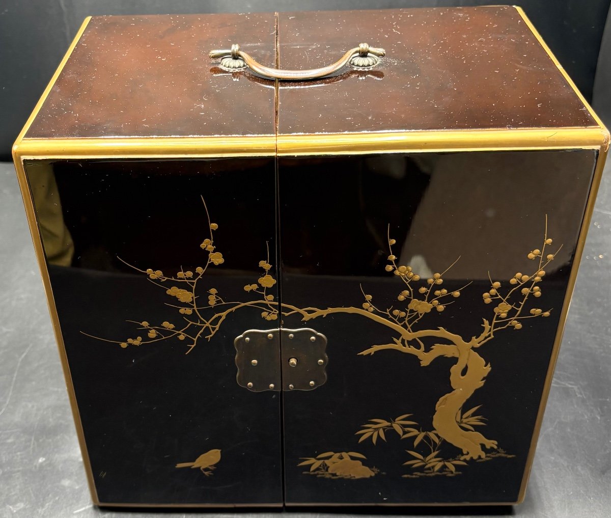 Japanese Lacquered Wood Picnic Box "beko" From The 1900s