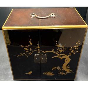 Japanese Lacquered Wood Picnic Box "beko" From The 1900s