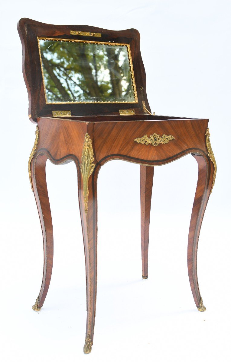 Worker In Louis XV Style Marquetry At Maison Vervelle Audot In Paris-photo-3