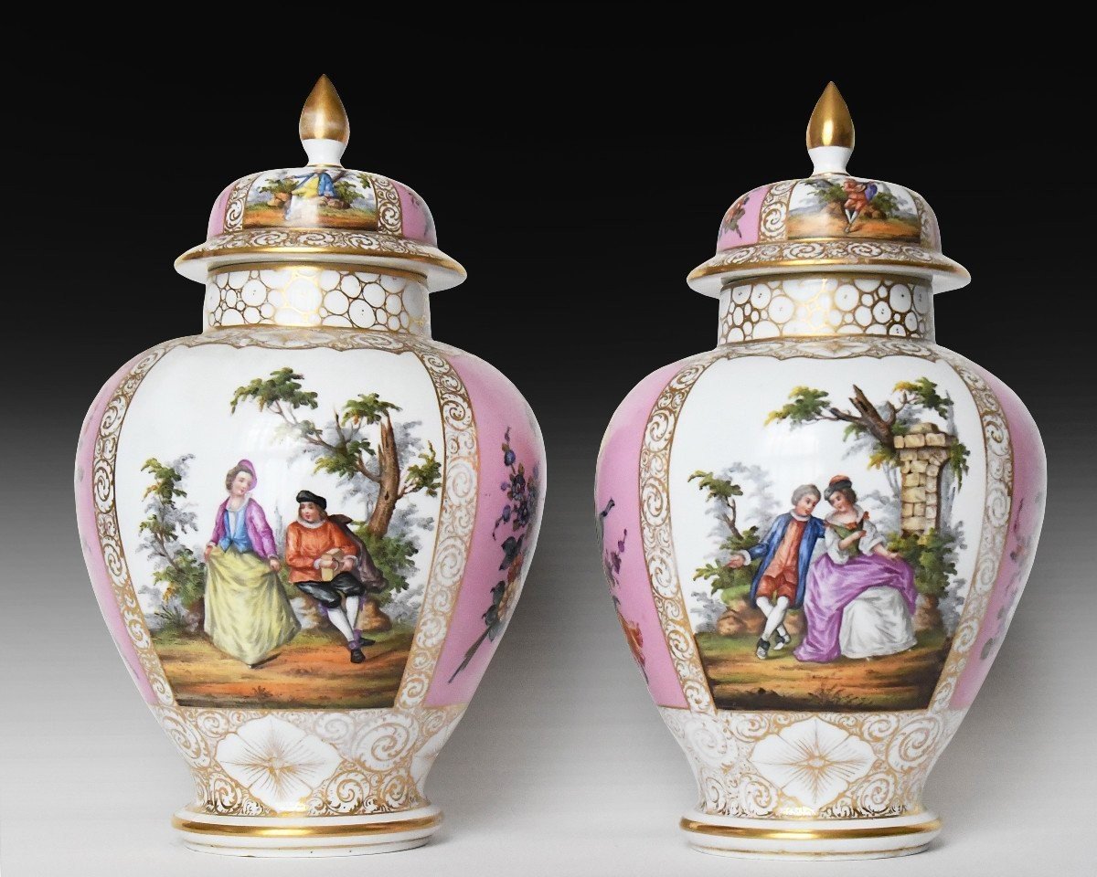 Paire de grands vases en porcelaine de Dresde l'atelier de Helena Wolfsohn 