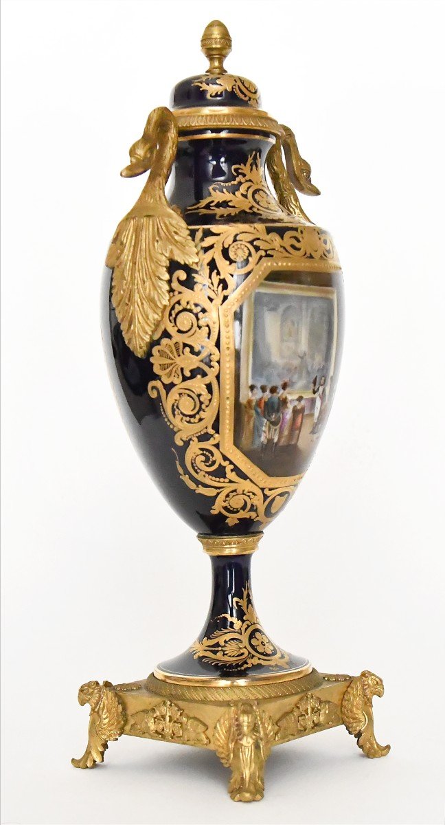 Vase en porcelaine à fond bleu à décor d'une scène de Napoléon au Louvre -photo-1