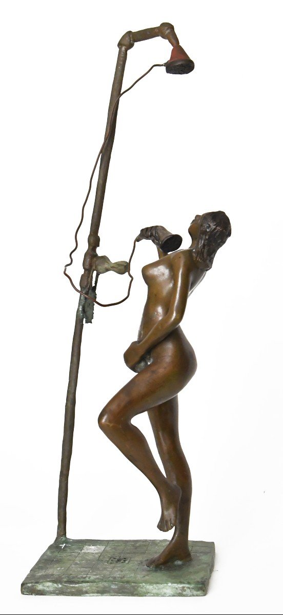 Sculpture en bronze représentant femme nue sous la douche  -photo-3