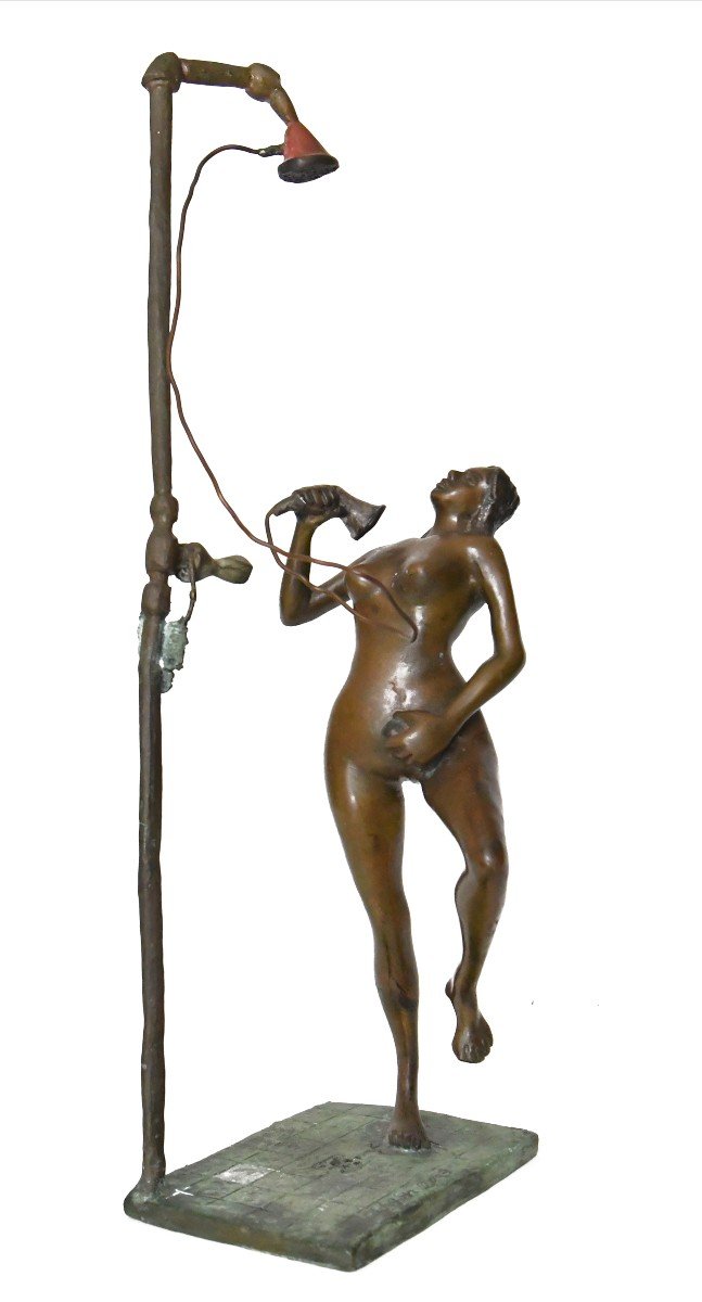 Sculpture en bronze représentant femme nue sous la douche  