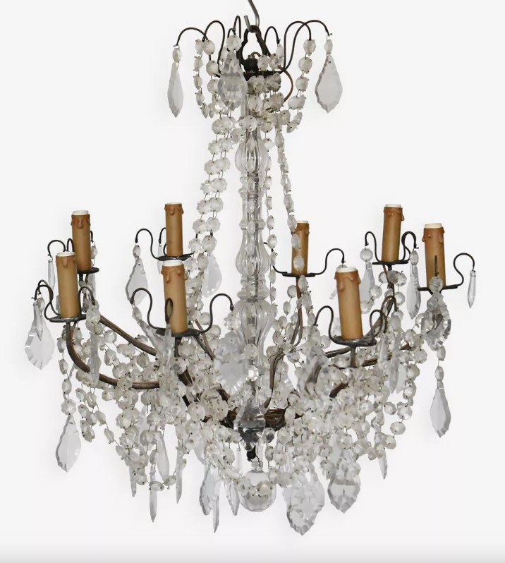 Eight-light Chandelier Decorated With Glass Pendants And Tassels