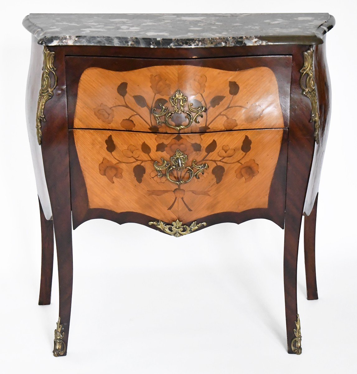 Commode sauteuse à façade galbée de style Louis XV