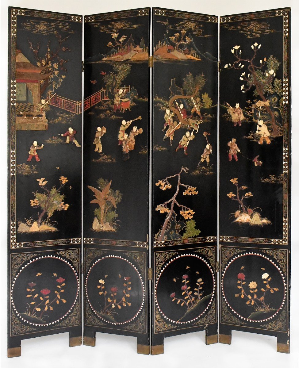 Chinese Four-leaf Screen In Lacquered Wood With Hard Stone Marquetry Decoration 