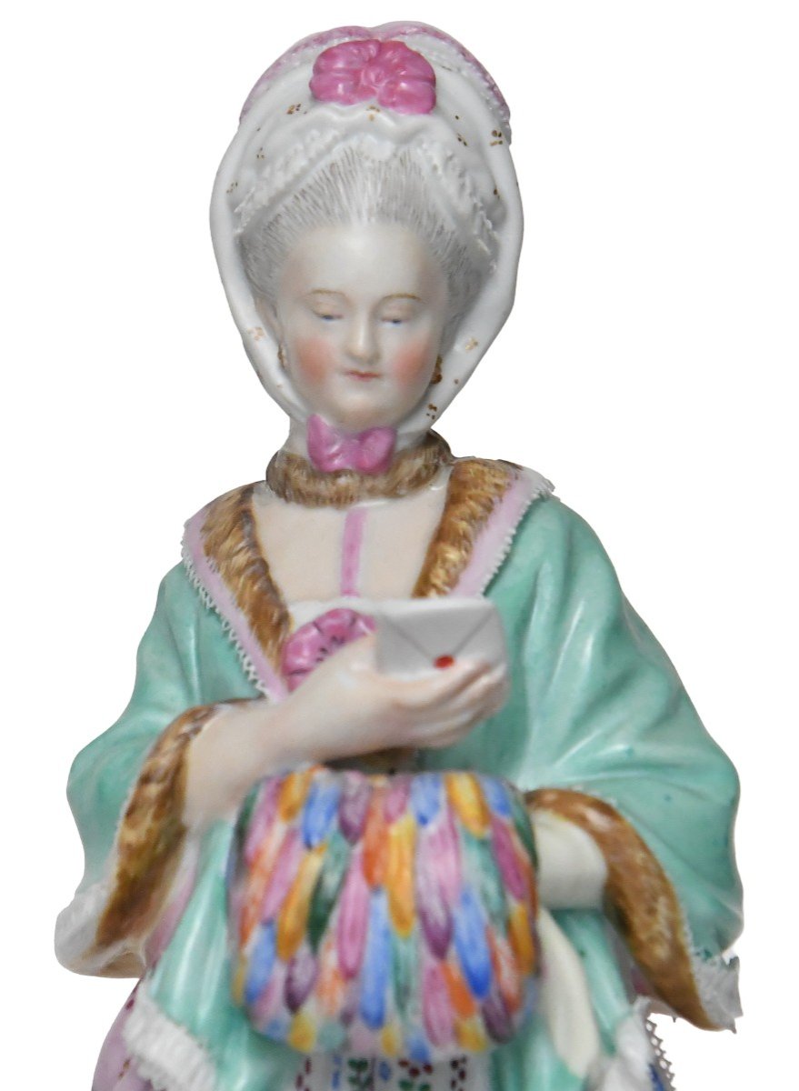 Statuette en porcelaine de Meissen représentant Dame au manchon lisant une lettre.  Modèle D66 -photo-2