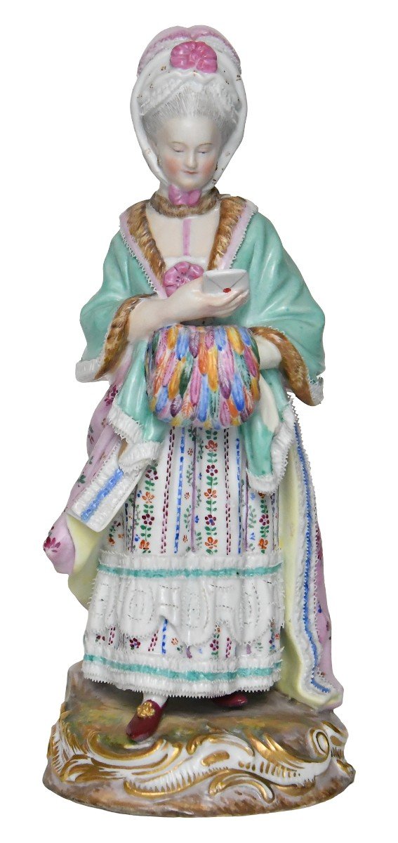 Statuette en porcelaine de Meissen représentant Dame au manchon lisant une lettre.  Modèle D66 -photo-3