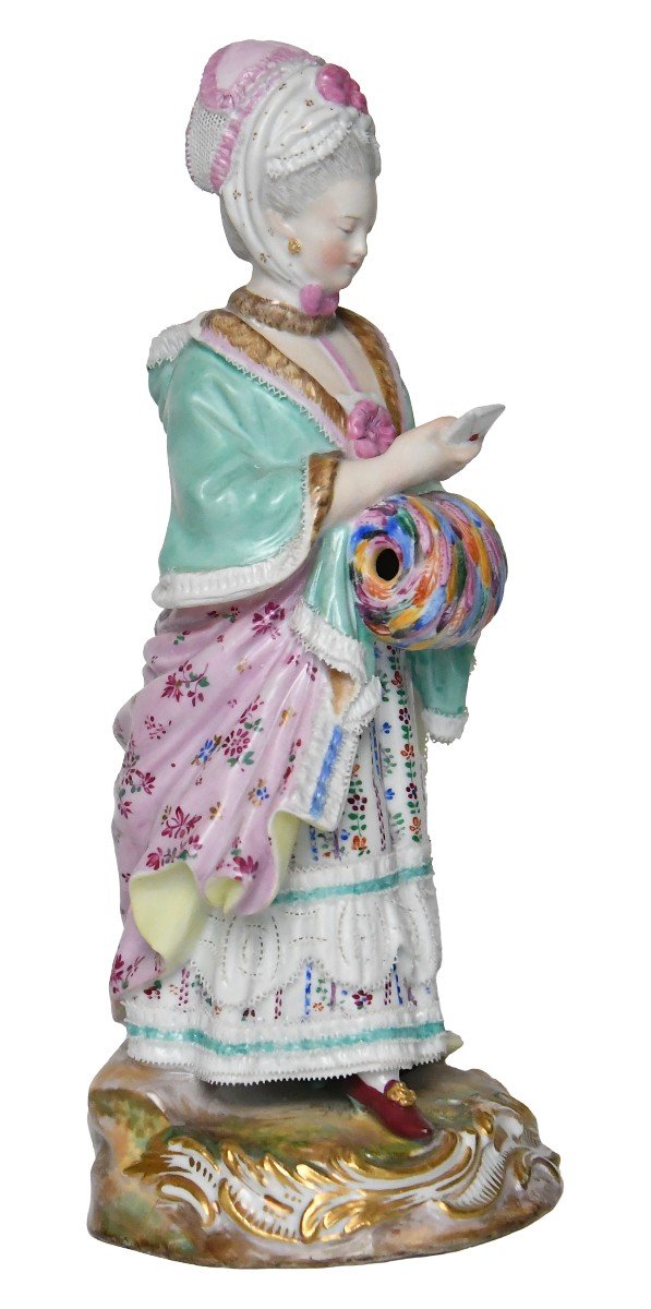 Statuette en porcelaine de Meissen représentant Dame au manchon lisant une lettre.  Modèle D66 -photo-4