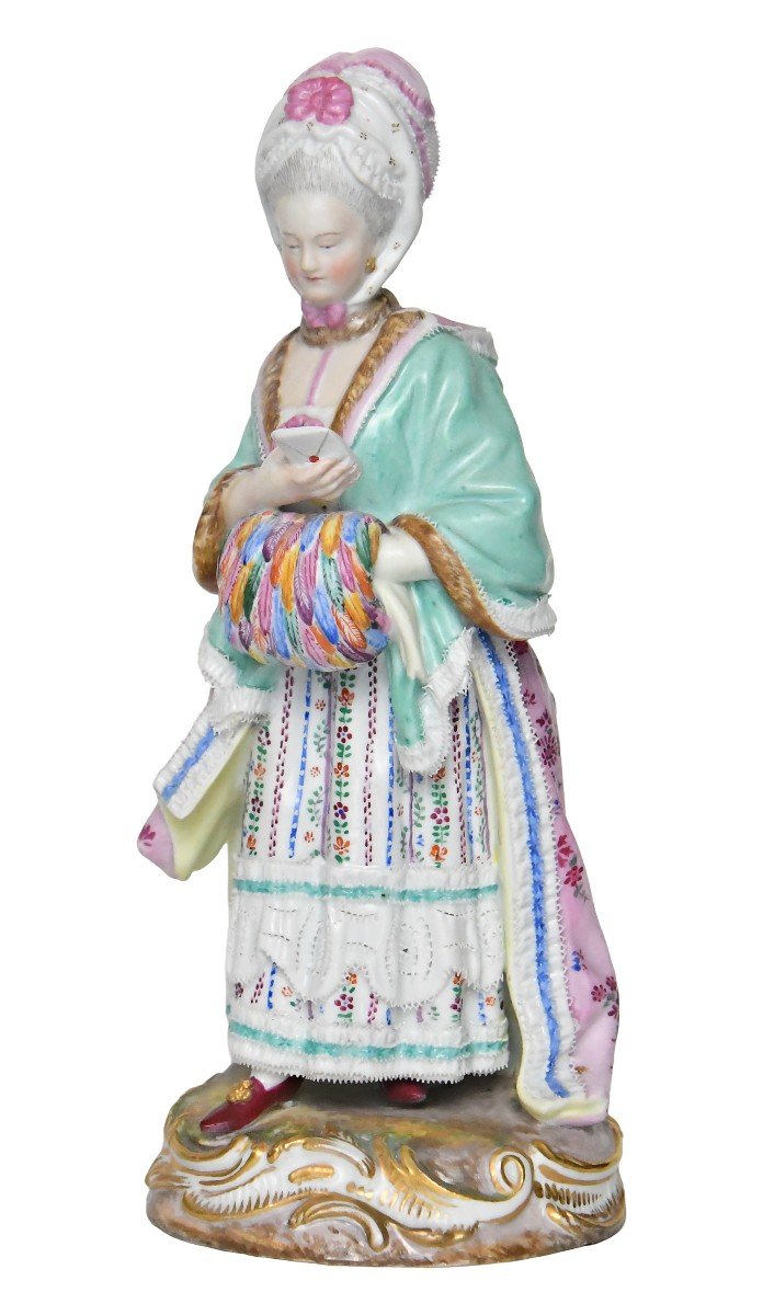 Statuette en porcelaine de Meissen représentant Dame au manchon lisant une lettre.  Modèle D66 