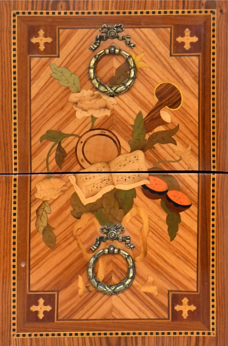 Transition Style Chest Of Drawers In Marquetry With Trophy Decoration Of Musical Instruments-photo-4