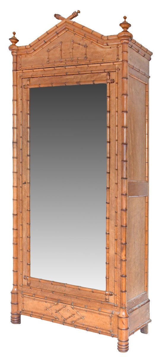 Armoire en bois sculpté façon bambou