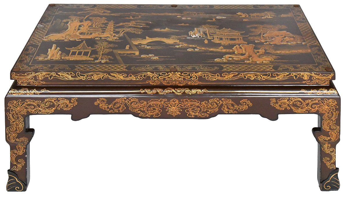 Table basse chinoise peinte et laquée à décor de scènes de vie