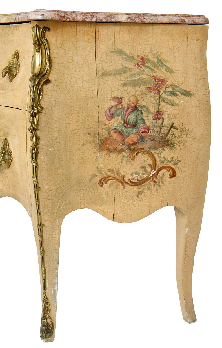 Louis XV Style Chest Of Drawers In Lacquered Wood With Polychrome Chinese Decoration On A Beige Background-photo-1