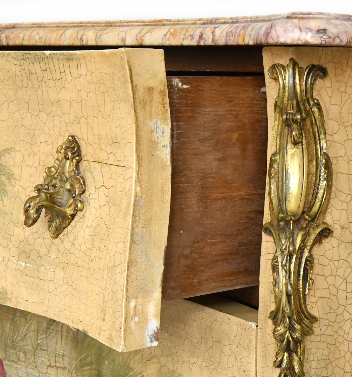 Commode de style Louis XV en bois laqué à décor polychrome au chinois sur fond beige-photo-3