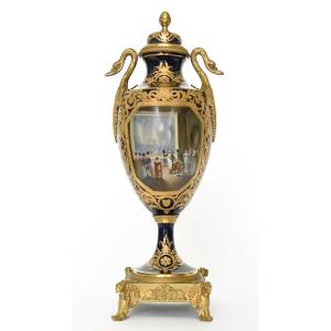 Vase en porcelaine à fond bleu à décor d'une scène de Napoléon au Louvre 