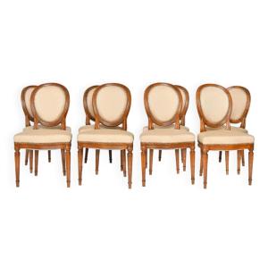 Suite de 8 chaises de style Louis XVI 