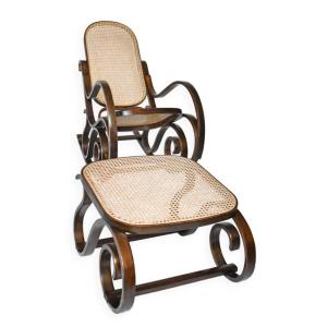 Rocking-chair et son repose-pied en bois courbé et cannage