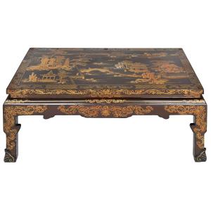 Table basse chinoise peinte et laquée à décor de scènes de vie