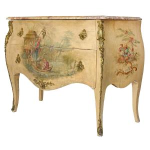 Commode de style Louis XV en bois laqué à décor polychrome au chinois sur fond beige