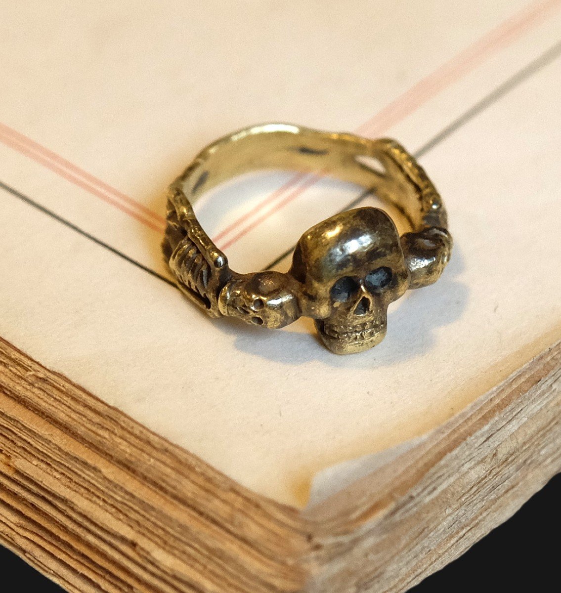 Bague d'époque Victorienne Avec Un Memento Mori 